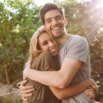 pareja feliz abrazada